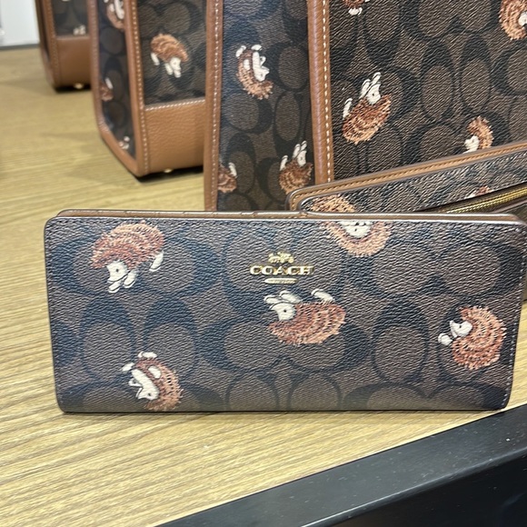 Coach Slim Wallet In Signature Canvas With Hedgehog Print
Gold/Brown Black Multi - Picture 8 of 16